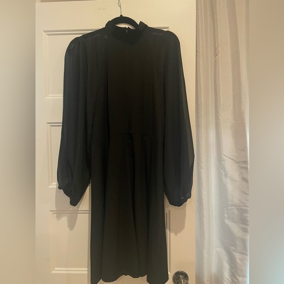 Beautiful keyhole front ELOQUII dress with sheer sleeves - Picture 3 of 3